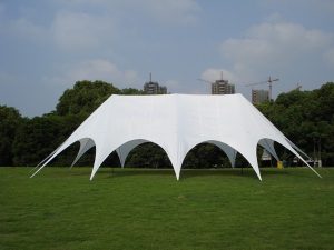 een tent in de vorm van een ster op een evenement