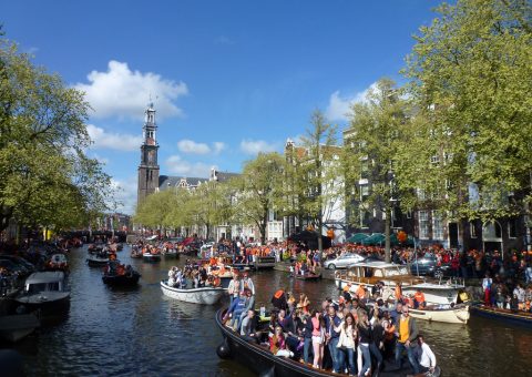 Een boot huren voor Koningsdag in Amsterdam;  waar moet je op letten?
